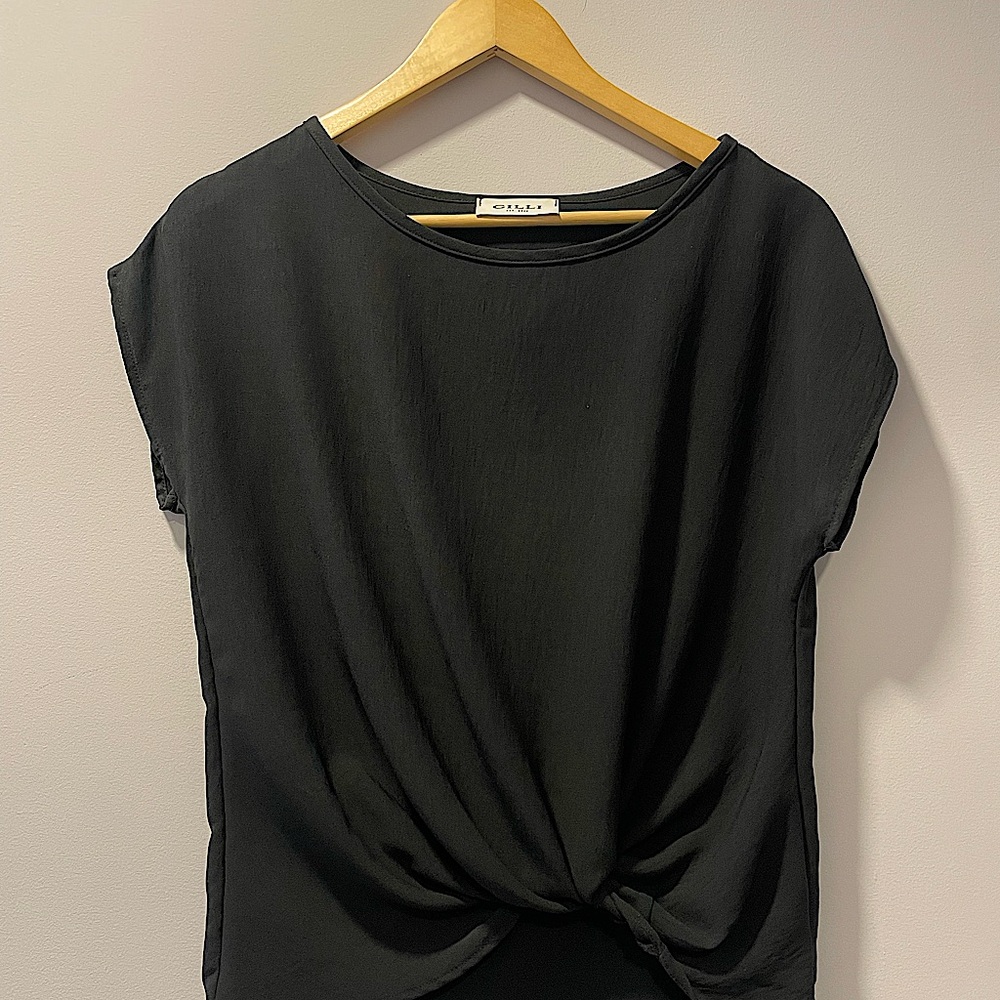 Black short sleeve with rousing